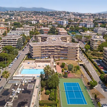 Hotel apartamentowy Pierre & Heliotel Marine Saint-Laurent-du-Var